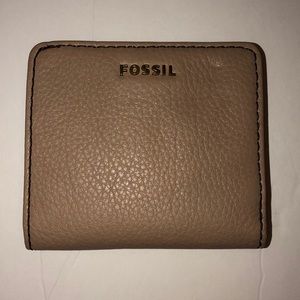 🌼🌼fossil small Madison Wallet 🌼🌼